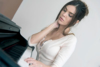 ensoñación sentada al piano